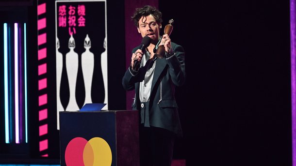 Harry Styles remercie les One Direction lors de son discours aux Brit Awards 2023
