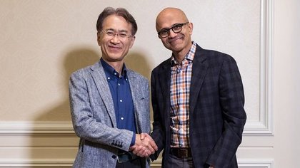 KENICHIRO YOSHIDA, PRÉSIDENT DIRECTEUR GÉNÉRAL DE SONY CORPORATION (À GAUCHE), ET SATYA NADELLA, DIRECTEUR GÉNÉRAL DE MICROSOFT (À DROITE).
