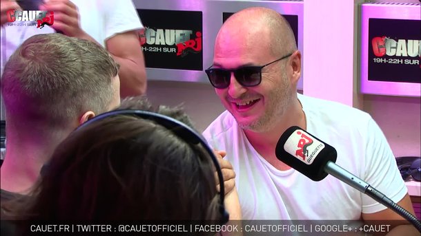Cauet imbattable au bras de fer contre les Imagine Dragons