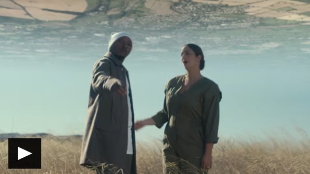 Soprano brave les interdits dans le clip d’«Amour Siamois»