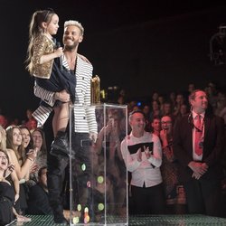 M Pokora et Manuela (Gagnante The Voide Kids) - Cérémonie NRJ Music Awards 2016