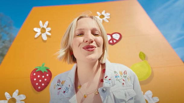 Marine (Star Academy) présente dans le premier clip de Maïa, "Blonde"
