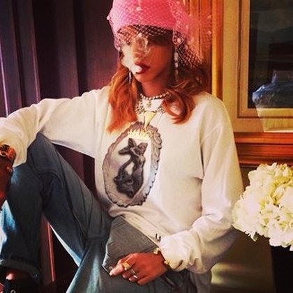 Rihanna : Une sirène nue sur mon pull #WAVES # silverspoonattire 