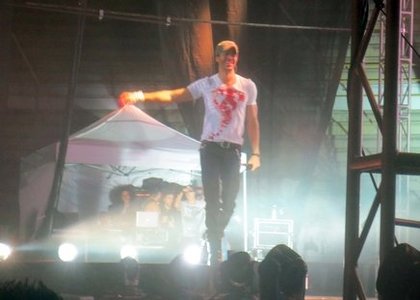 Enrique Iglesias blessé par un drone sur scène