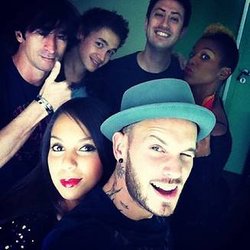 M Pokora et son équipe avant de monter sur scène