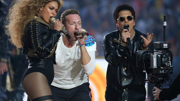 Beyoncé, Coldplay et Bruno Mars ont enflammé le Super Bowl!