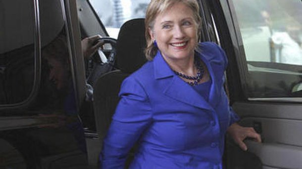 Hillary Clinton rêvasse et tombe