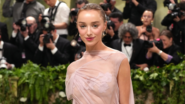 « La Chronique des Bridgerton » : que devient Phoebe Dynevor, l'interprète de Daphné ?