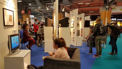 Le stand de l'association MO5.com, spécialisée dans la préservation des jeux et matériels d'antan, est l'endroit idéal pour (re)découvrir des éléments majeurs de l'histoire du jeu vidéo, seul, entre amis ou en famille !