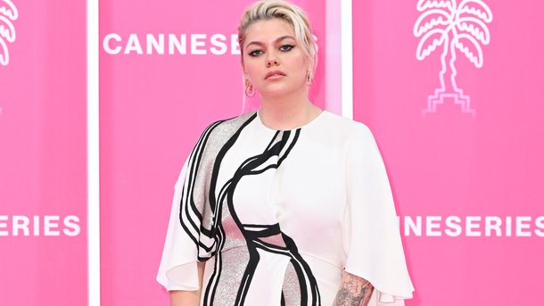 Louane étincelante sur le tapis rose de Canneseries