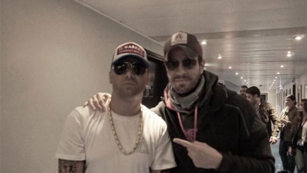 Enrique Iglesias entre potes à Cannes