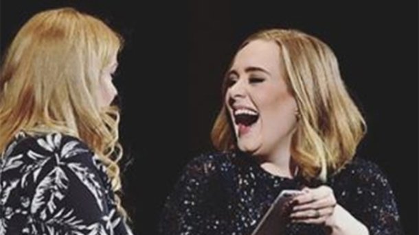 Adele invite son sosie sur scène!