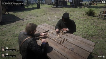 On peut également jouer à plusieurs mini-jeux pour faire passer le temps. Ici, Arthur joue aux dominos.