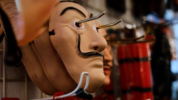 La Casa de Papel : pourquoi avoir choisi le masque de Salvador Dali comme symbole de la rébellion ?