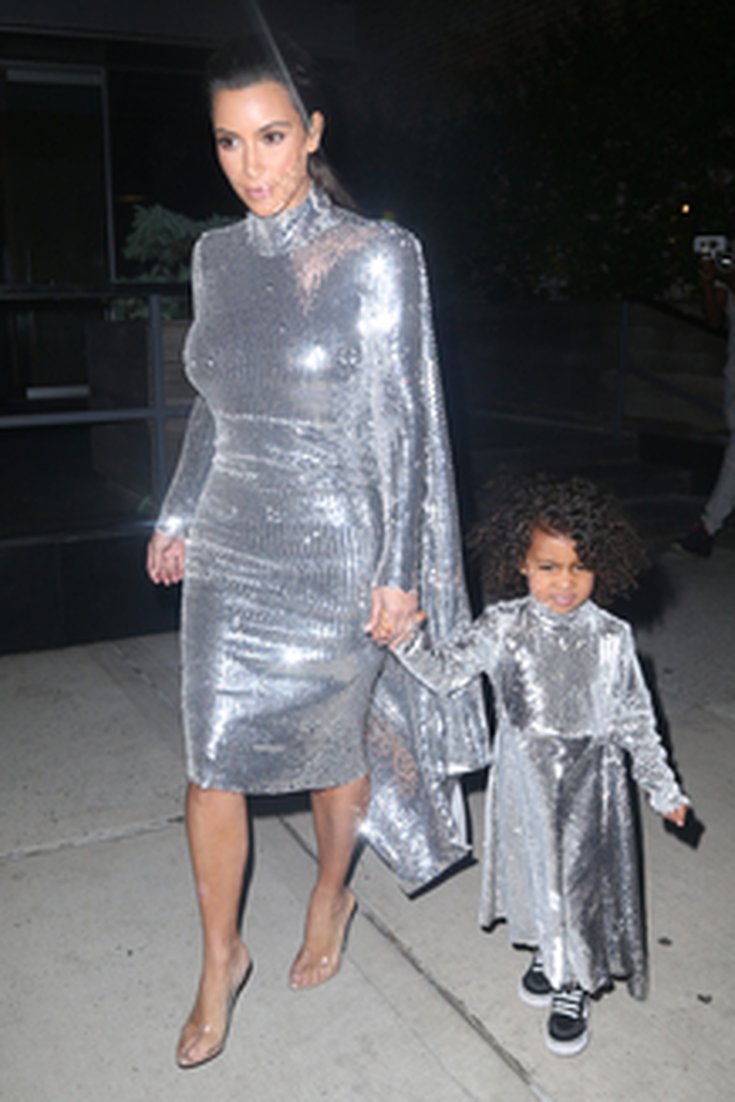 Kim Kardashian et North West assorties concert Kanye West