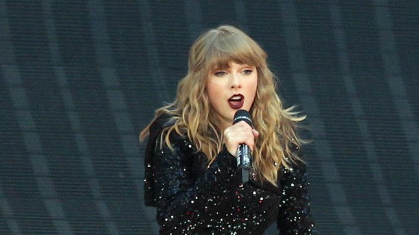 Taylor Swift tombe sur scène mais se marre!