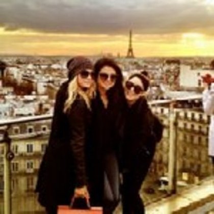 Selena Gomez ‏:  "Bonjour Paris. Spring break est là ;)!"