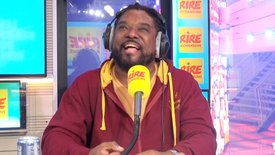 Canular : Anthony Kavanagh piégé par son ami (et co-auteur du spectacle) Sacha Judaszko sur Rire & Chansons