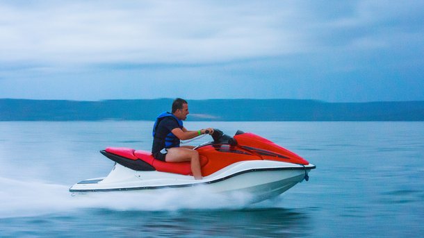 Les infos du Réveil Chérie : Un écossais brave le confinement en jet-ski pour aller retrouver sa fiancée.