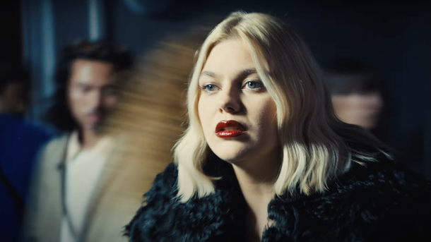 Louane s'envole malgré les turbulences dans le clip «Les Etoiles»
