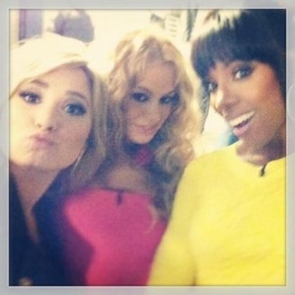 Demi Lovato : J'aime ces filles!!!@KELLYROWLAND & @paurubio #Xfactor #girlpower