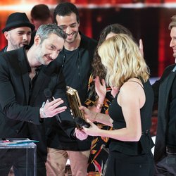 Ellie Goulding reçoit son prix avec l'équipe du film Babysitting 2 - NRJ Music Awards 2015