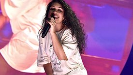 Alessia Cara dévoile son nouveau single «OKAY OKAY»!