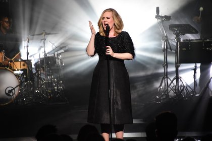 Adele sur scène - NRJ Music Awards 2015