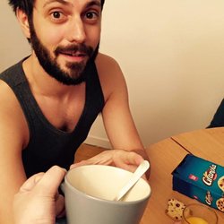 La fiancée de Cricket lui prépare toujours son petit déjeuner