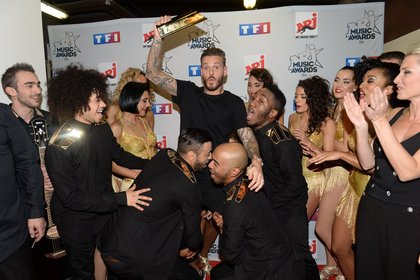 M Pokora et son équipe