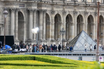 Lily Collins à Paris pendant le tournage d'"Emily In Paris"
