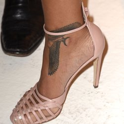 Rihanna multiplie les hommages à ses origines en tatouage.