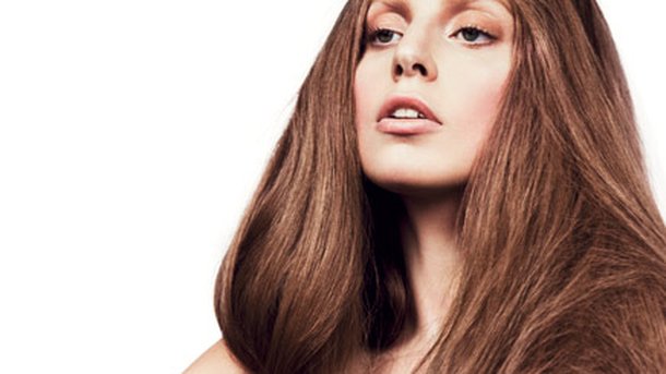 Lady Gaga enlève le haut !