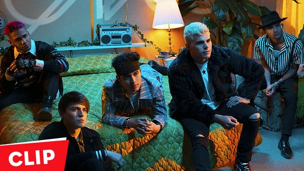 Les CNCO font vibrer un hôtel dans le clip de «Pretend»