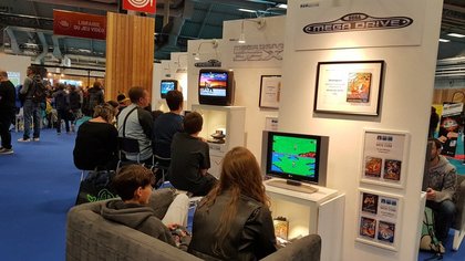 Pour ceux qui l'auraient oublié, oui, il y a eu plusieurs versions de la MegaDrive de SEGA. Elles sont jouables sur le stand MO5.com.