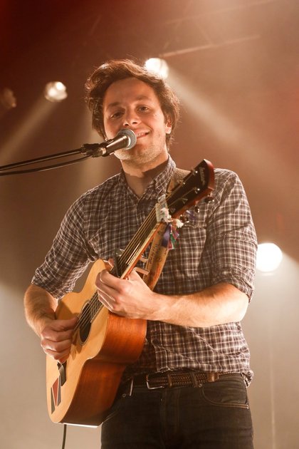 Vianney chante "Pas là" pendant son concert pop love