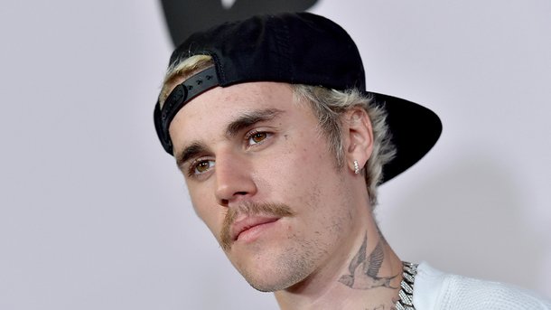 Justin Bieber rase sa moustache!