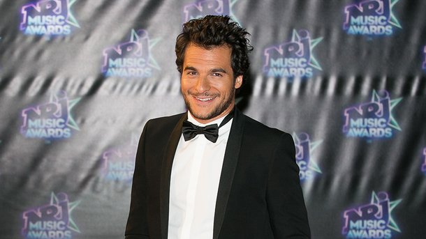 Amir bouleversé par la surprise de son père