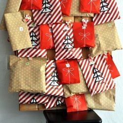 Un calendrier de l'Avent avec des pochettes en papiers kraft
