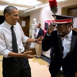 Will.i.am: je suis prêt pour l'inauguration...mais je ne pense pas que je vais porter ce chapeau. barackobama me l'a fait essayer...NON JE PEUX PAS 