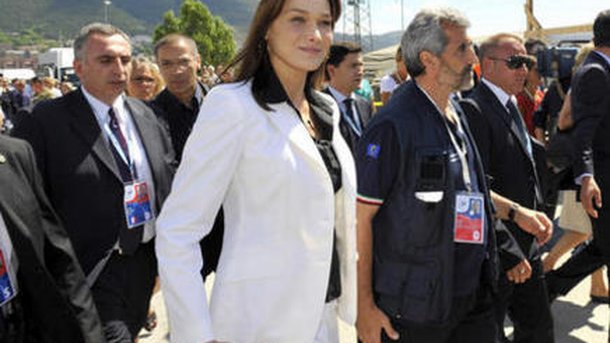 Carla Bruni, a-t-elle voulu se rattraper aux yeux des Italiens ?