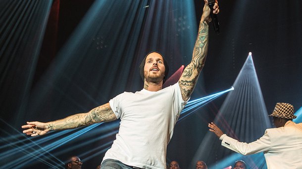 M. Pokora attendri devant un adorable fan
