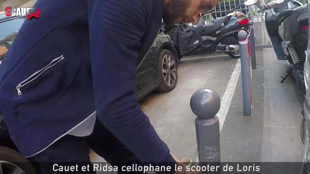 Cauet et Ridsa cellophane le scooter de Loris