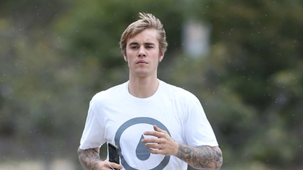 Justin Bieber se confronte à des pros du hockey!