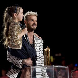 M Pokora et Manuela (Gagnante The Voide Kids) - Cérémonie NRJ Music Awards 2016