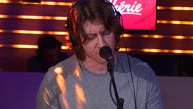 Dean Lewis interprète « Be Alright » en acoustique pour Chérie