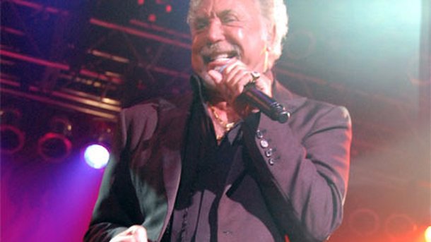 Tom Jones : « Sex Bomb », le plus grand tube de son répertoire