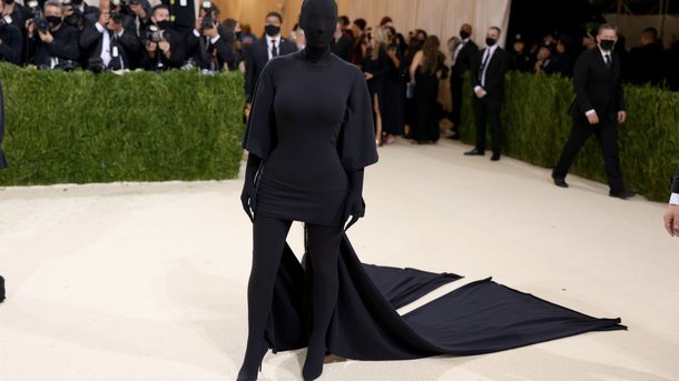 Kim Kardashian recouverte d’une cagoule au MET Gala 2021: d’où vient sa tenue flippante?