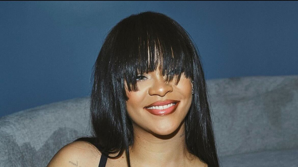 Rihanna pose pour des photos inédits en allaitant son fils pour sa marque