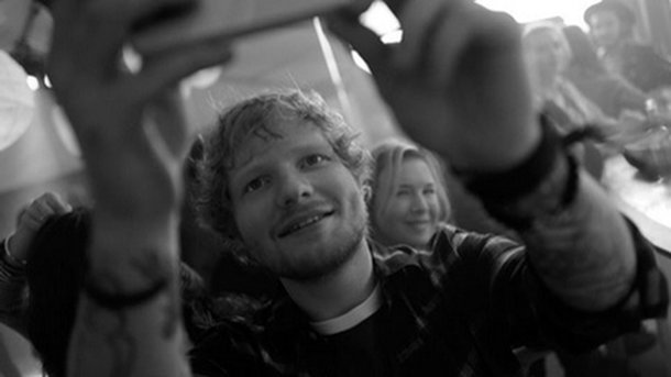 Ed Sheeran: il s'éclate sur le tournage de «Bridget Jones3»!